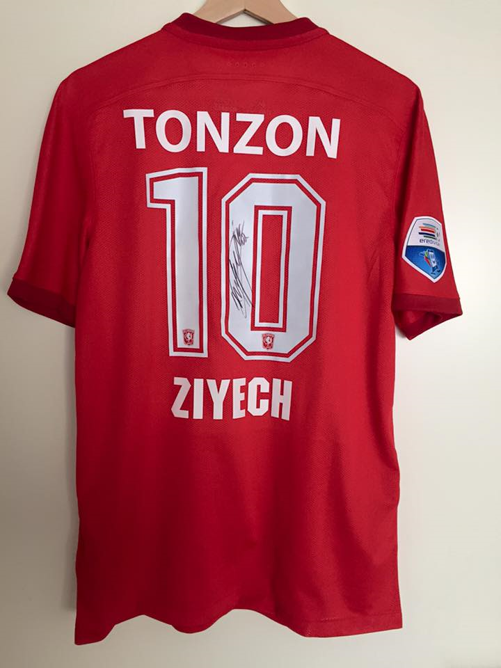 Bied mee op een gesigneerd voetbalshirt van Hakim Ziyech!